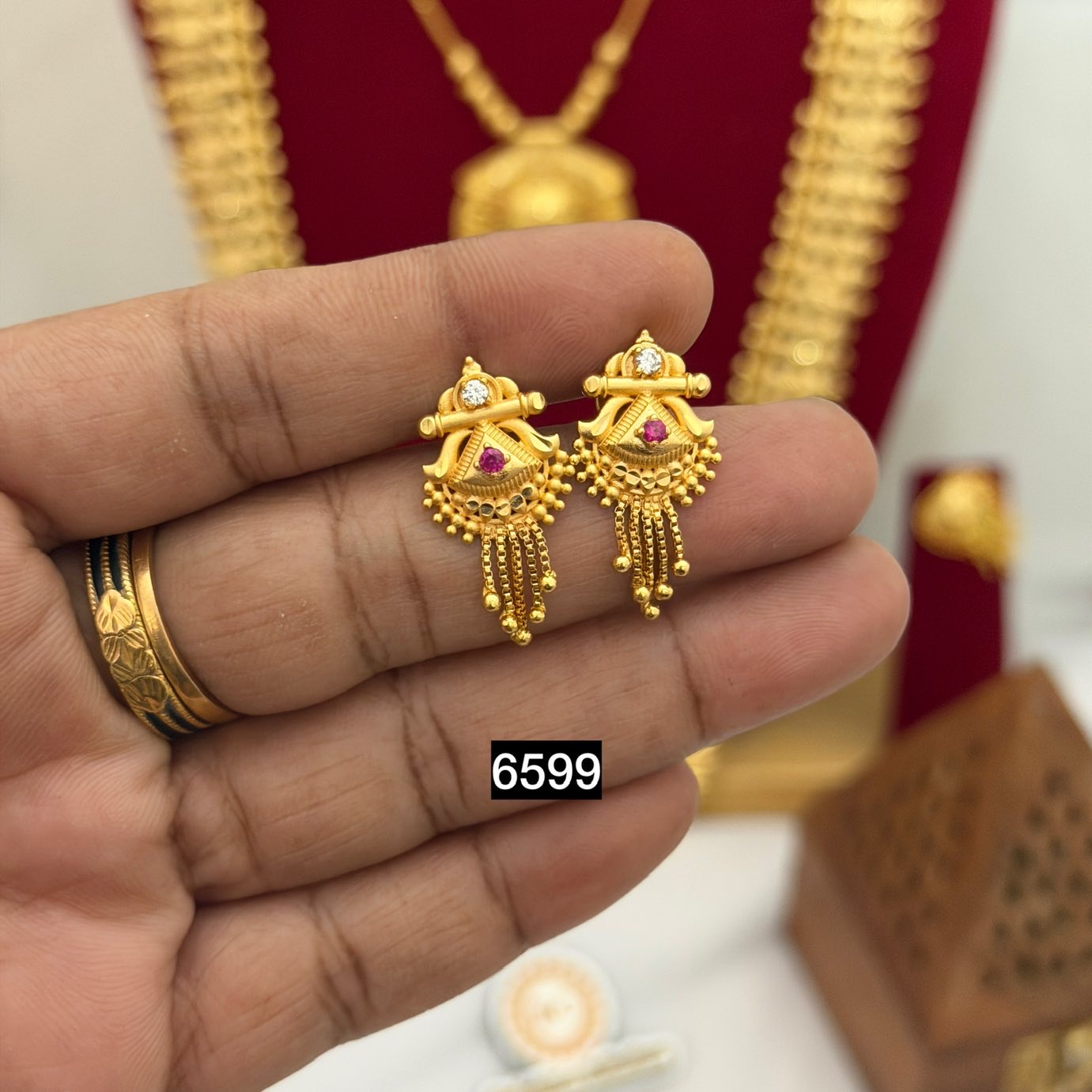 Gold look stud RC6599