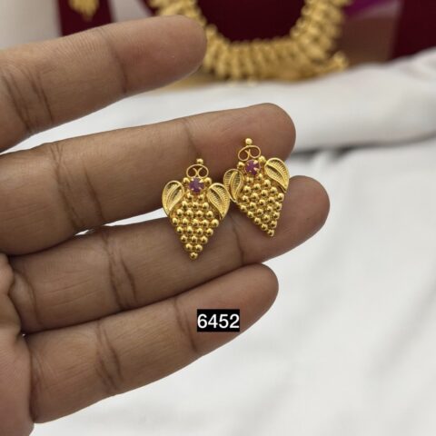 Gold look stud RC6452